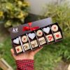 Deliciosos alfajorcitos semi rústicos decorados con encantadoras choco-frases, perfectos para disfrutar y compartir.