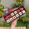 Deliciosos alfajorcitos semi rústicos decorados con encantadoras choco-frases, perfectos para disfrutar y compartir.