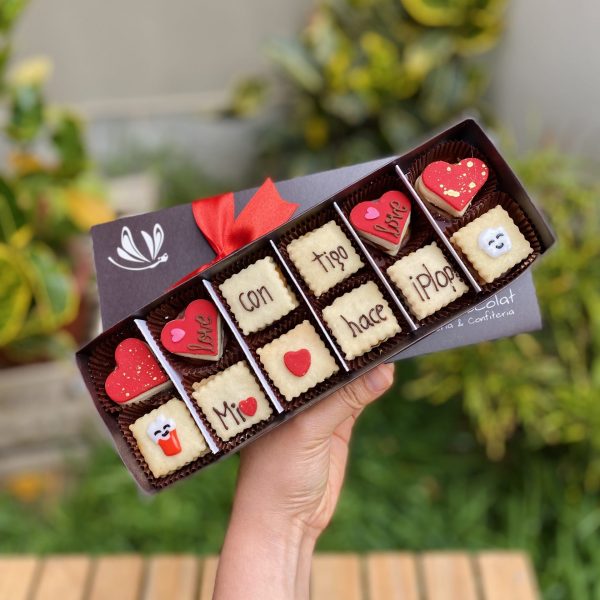 Deliciosos alfajorcitos semi rústicos decorados con encantadoras choco-frases, perfectos para disfrutar y compartir.