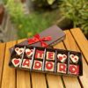 Deliciosos alfajorcitos semi rústicos decorados con encantadoras choco-frases, perfectos para disfrutar y compartir.