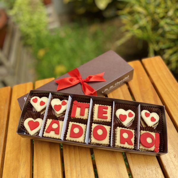 Deliciosos alfajorcitos semi rústicos decorados con encantadoras choco-frases, perfectos para disfrutar y compartir.