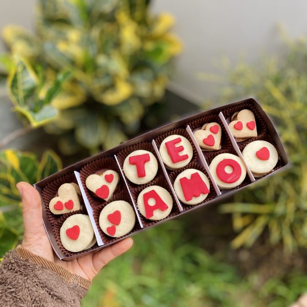 Deliciosos alfajorcitos semi rústicos decorados con encantadoras choco-frases, perfectos para disfrutar y compartir.