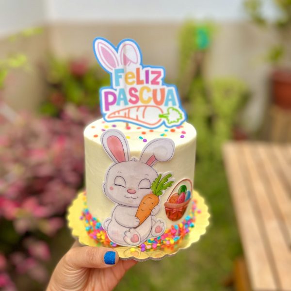 Encantadora mini torta de Pascua decorada con un conejito y zanahorias.
