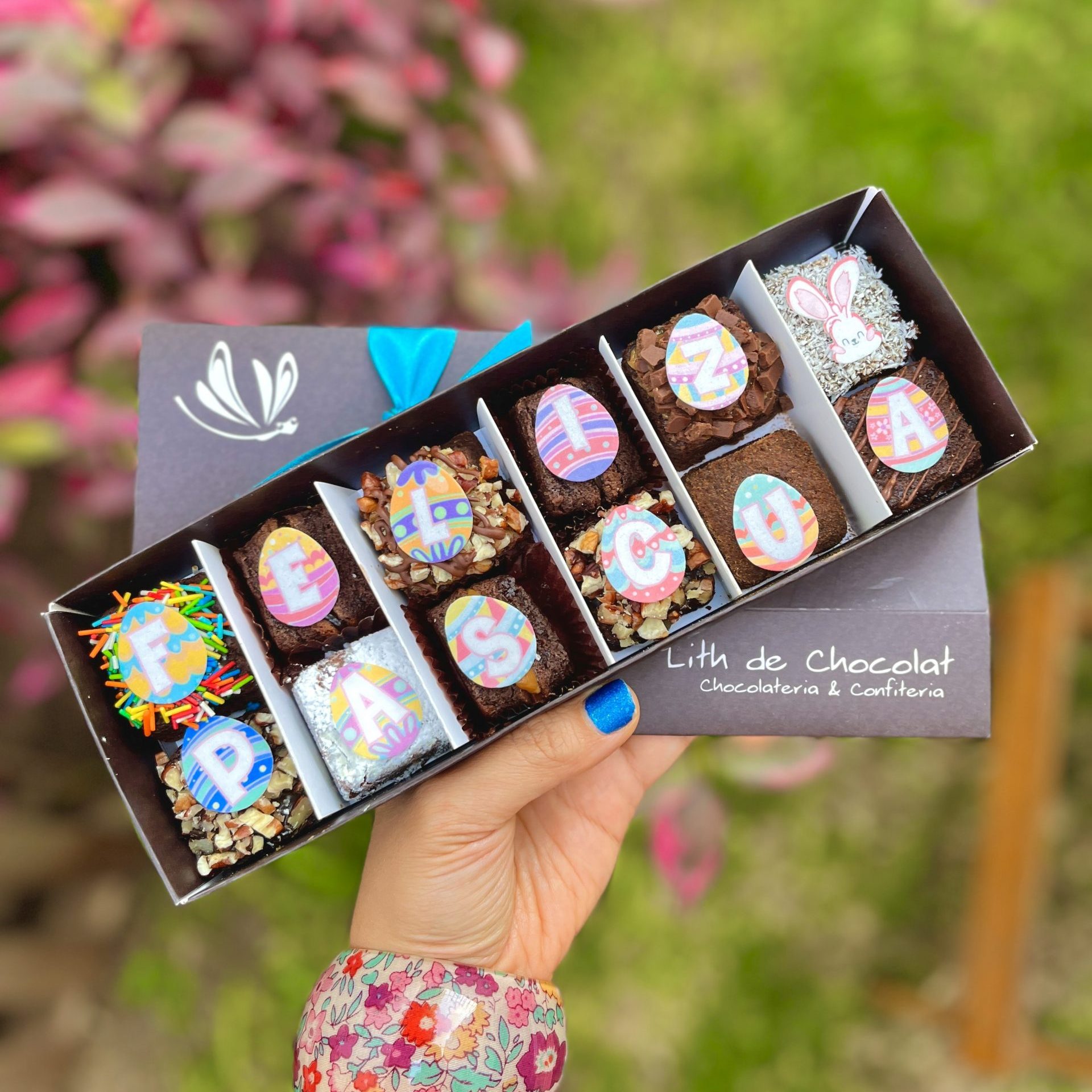 IMG_0878 Deliciosos mini brownies de Pascua con decoraciones en oblea comestible.