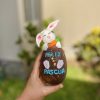 Delicioso huevo de chocolate en edición limitada con variedad de dulces y decoración temática.