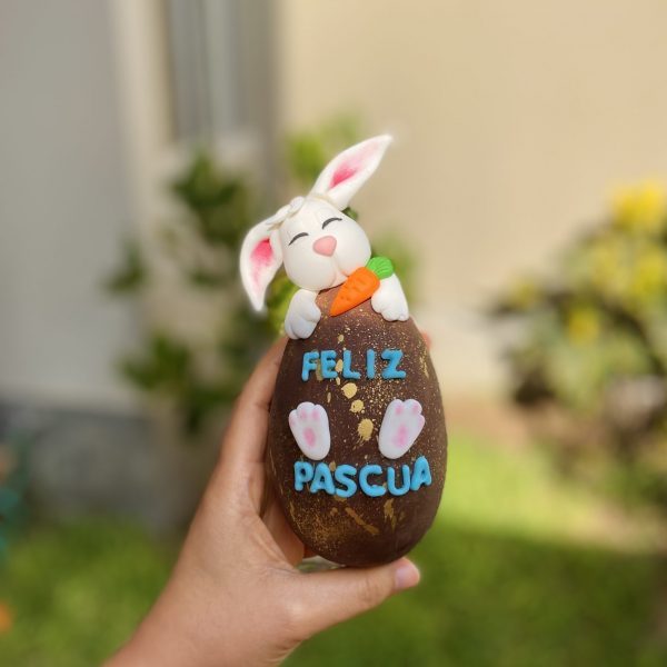 Delicioso huevo de chocolate en edición limitada con variedad de dulces y decoración temática.