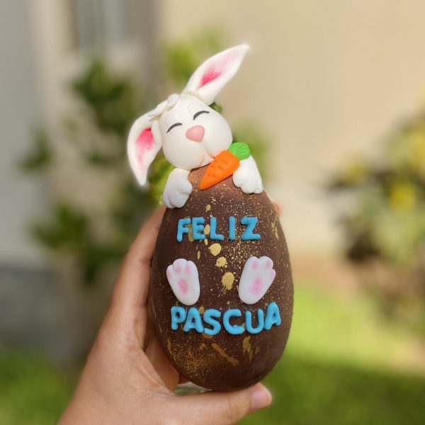 Delicioso huevo de chocolate en edición limitada con variedad de dulces y decoración temática.