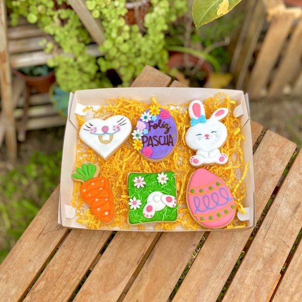 Deliciosas galletas temáticas de Pascua con divertidos diseños de bigotes, conejitos y huevitos.