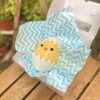Delicioso Huevo Pollito de Pascua relleno de tentaciones chocolatosas y decorado con un tierno pollito amarillo emergiendo de su cascarón.