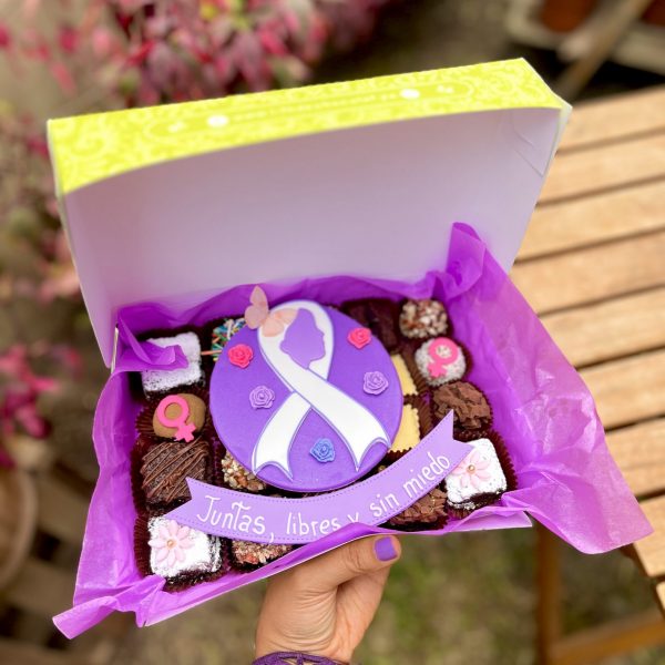 Mini Brownie Clásico Decorado con Símbolo de la Mujer y Rosita de Fondant