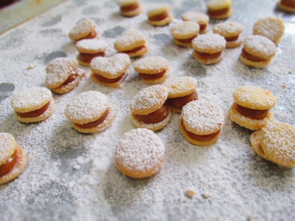 Saborea la tradición con nuestros exquisitos alfajorcitos clásicos, disponibles en distintas formas y rellenos para satisfacer todos los gustos.