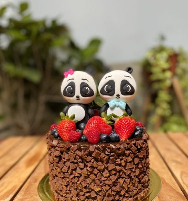 Deléitate con nuestras mini tortas adornadas con dos encantadores personajes en 3D, ¡la combinación perfecta para tu celebración!