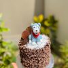 Una encantadora mini torta artesanal adornada con un Schnauzer, el compañero perfecto para tu celebración.