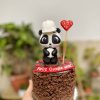 Una mini torta artesanal con un osito llevando un casquito de ingeniero, perfecta para honrar a ese profesional especial en tu vida.