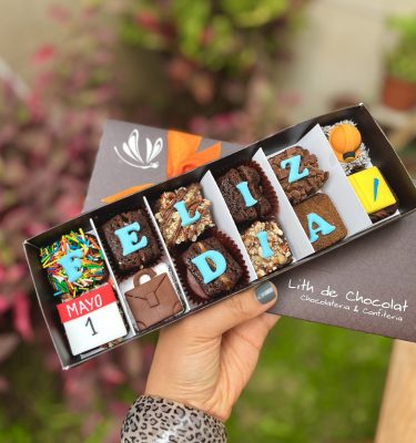 Deliciosos postres vintage decorados para celebrar el Día del Trabajador.