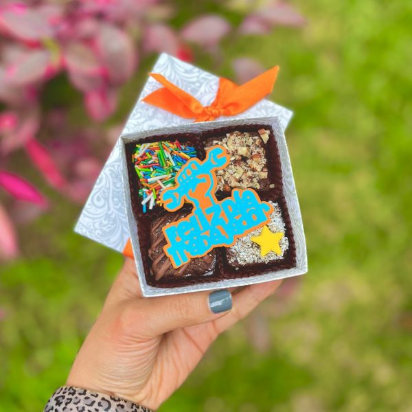 Mini postre decorado con topper y toppings coloridos.