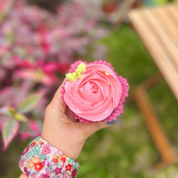 Seis cupcakes decorados con rosetones de buttercream y topper de Mamá con medio corazón.