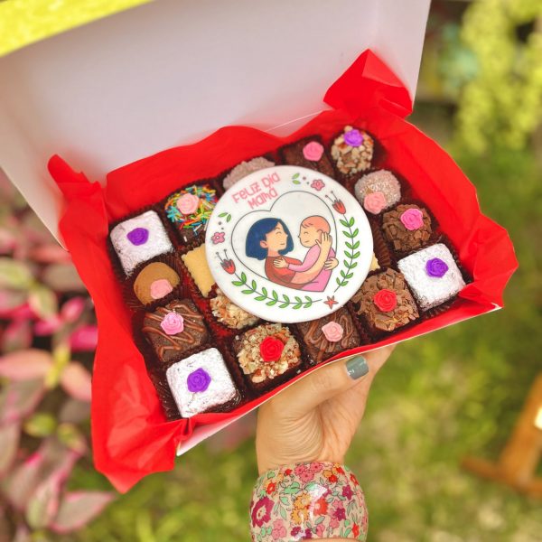 Una caja de postres surtidos decorados para el Día de la Madre.