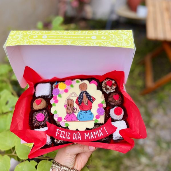 Encantadora selección de postres surtidos para celebrar el amor entre madre e hija.
