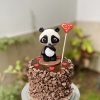 Deliciosa mini torta artesanal decorada con un tierno osito panda, perfecta para cualquier celebración especial.