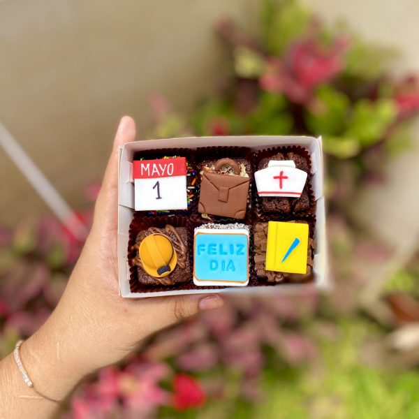 Seis exquisitos mini postres adornados con fondant y toppings coloridos.