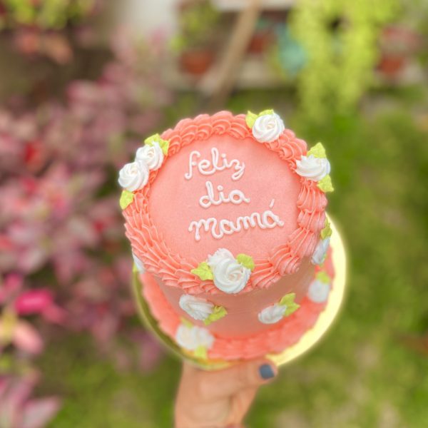 Encantadora mini torta de chocolate decorada con flores de buttercream y un topper especial para celebrar el Día de la Madre.