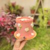 Encantadora mini torta de chocolate decorada con flores de buttercream y un topper especial para celebrar el Día de la Madre.