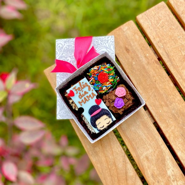 Mini four decorado con fondant con tema del Día de la Madre.