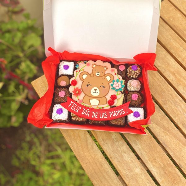 Variedad de postres en una caja decorada con temática de mamá osa para el Día de las Madres.