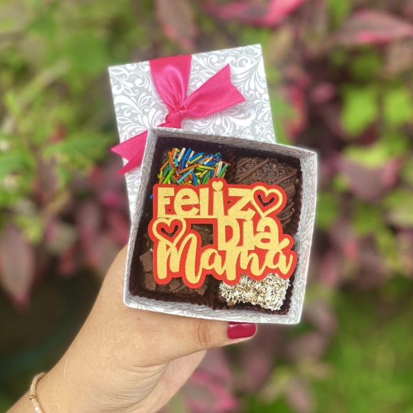 Mini Four Corazones: Deliciosos mini postres decorados con topper especial para celebrar el Día de la Madre.