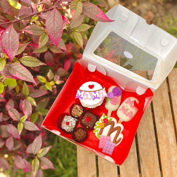 Delicioso surtido de postres decorados especialmente para el Día de la Madre en una caja sorpresa.
