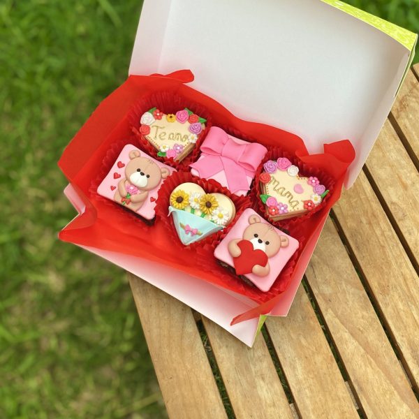 pack Mamá Love con alfajores en forma de corazón y brownies decorados en fondant, empaquetados en una caja verde con tramas vintage.