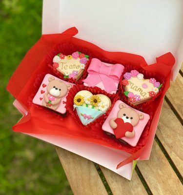 pack Mamá Love con alfajores en forma de corazón y brownies decorados en fondant, empaquetados en una caja verde con tramas vintage.