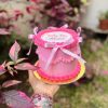 Mini Burncake Coquette decorada con buttercream y lazo coquette, con una oblea especial para el Día de la Madre, empaquetada en una caja blanca con ventana.