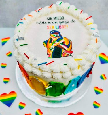 ¡Sumérgete en un mundo de libertad y orgullo con nuestra Mini Burncake Freedom! Esta irresistible mini torta de chocolate.