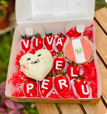 Set de 6 cupcakes con frosting rojo y blanco, presentados en una caja blanca con ventana.