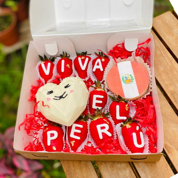 Set de 6 cupcakes con frosting rojo y blanco, presentados en una caja blanca con ventana.