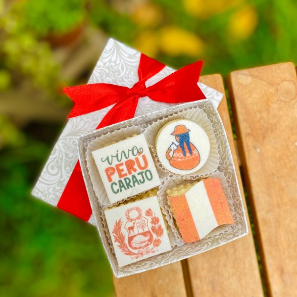 Cuatro alfajores decorados con topper de cartulina y empaquetados en una caja ecológica con opción de sticker personalizado