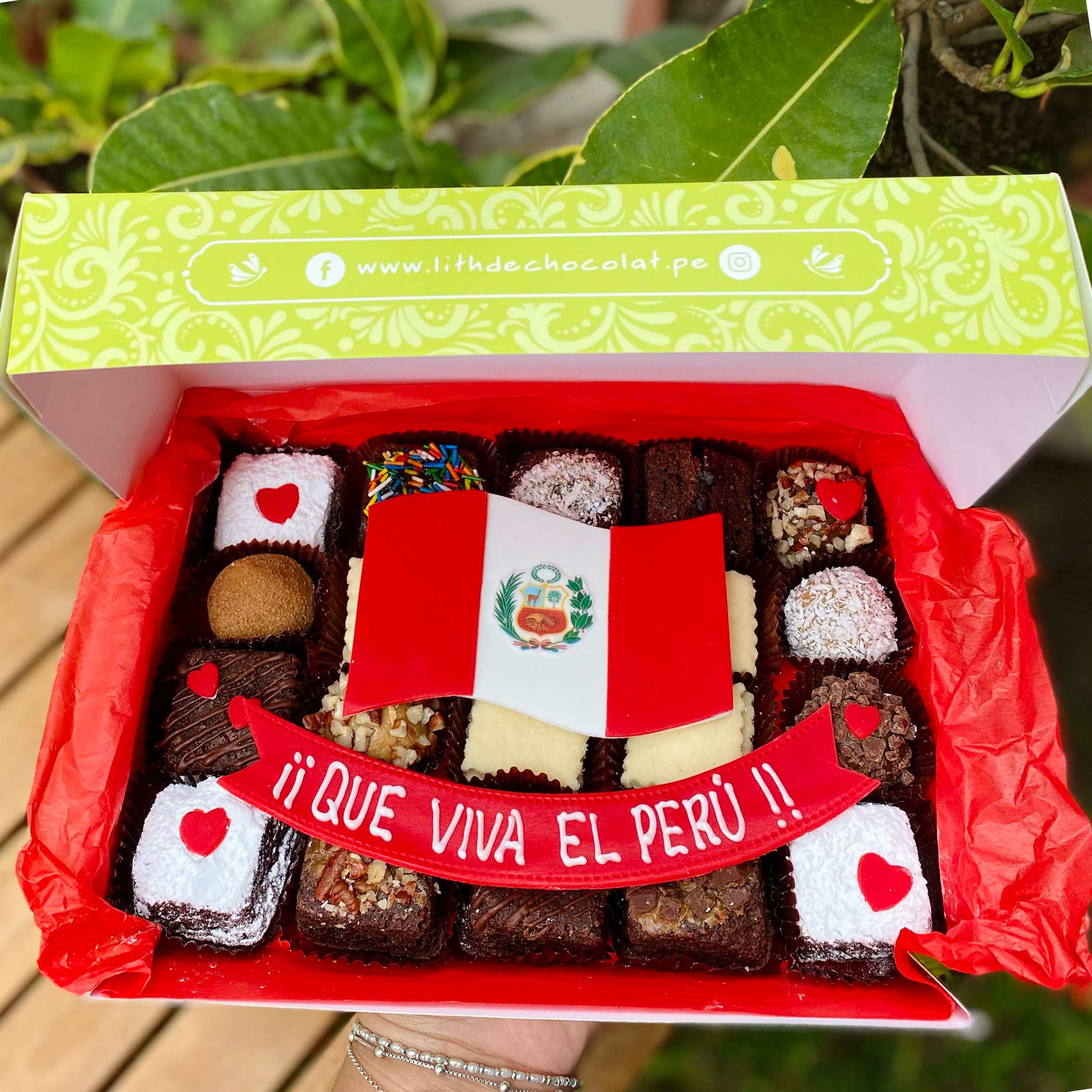 IMG_4816 Veinte postres surtidos decorados con arte en oblea de la bandera del Perú, presentados en una caja de diseño marrón vintage con lazo de tela