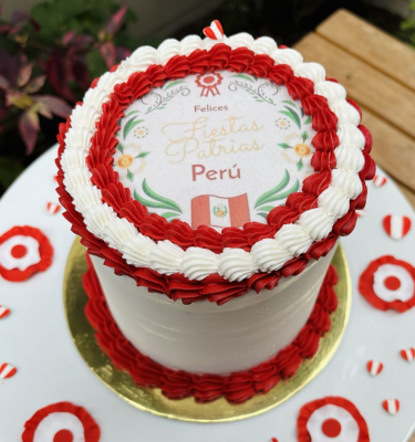 ¡Celebra las Fiestas Patrias Peruanas con nuestra exclusiva Torta Tematizada! Diseñada para convertir cualquier celebración en una experiencia inolvidable, nuestra deliciosa mini torta de chocolate