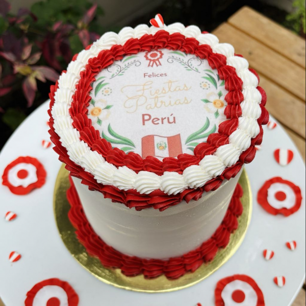 ¡Celebra las Fiestas Patrias Peruanas con nuestra exclusiva Torta Tematizada! Diseñada para convertir cualquier celebración en una experiencia inolvidable, nuestra deliciosa mini torta de chocolate