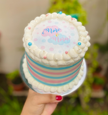 ¡Celebra la revelación de sexo de tu bebé con nuestra exclusiva Torta Tematizada! Diseñada para convertir este momento en una experiencia inolvidable, nuestra deliciosa mini torta de chocolate