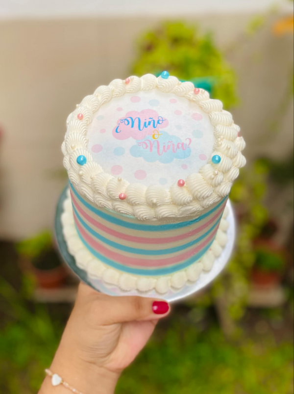 ¡Celebra la revelación de sexo de tu bebé con nuestra exclusiva Torta Tematizada! Diseñada para convertir este momento en una experiencia inolvidable, nuestra deliciosa mini torta de chocolate