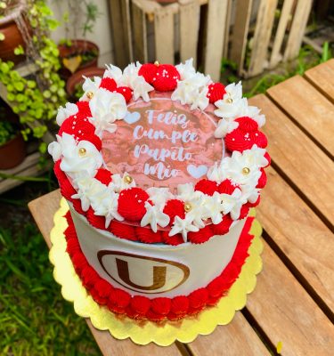 Sorprende a tus seres queridos con nuestra exclusiva Torta Tematizada de Equipos de Fútbol, ideal para los fanáticos de Alianza Lima, Universitario, Sporting Cristal, y otros equipos.