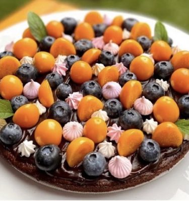 Brownie especial elaborado con harina de almendras y endulzado con Stevia, cubierto con fudge saludable y decorado con frutas y menta.