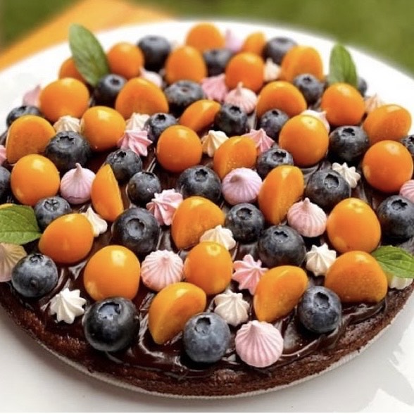 sNgK_rXV Brownie especial elaborado con harina de almendras y endulzado con Stevia, cubierto con fudge saludable y decorado con frutas y menta.