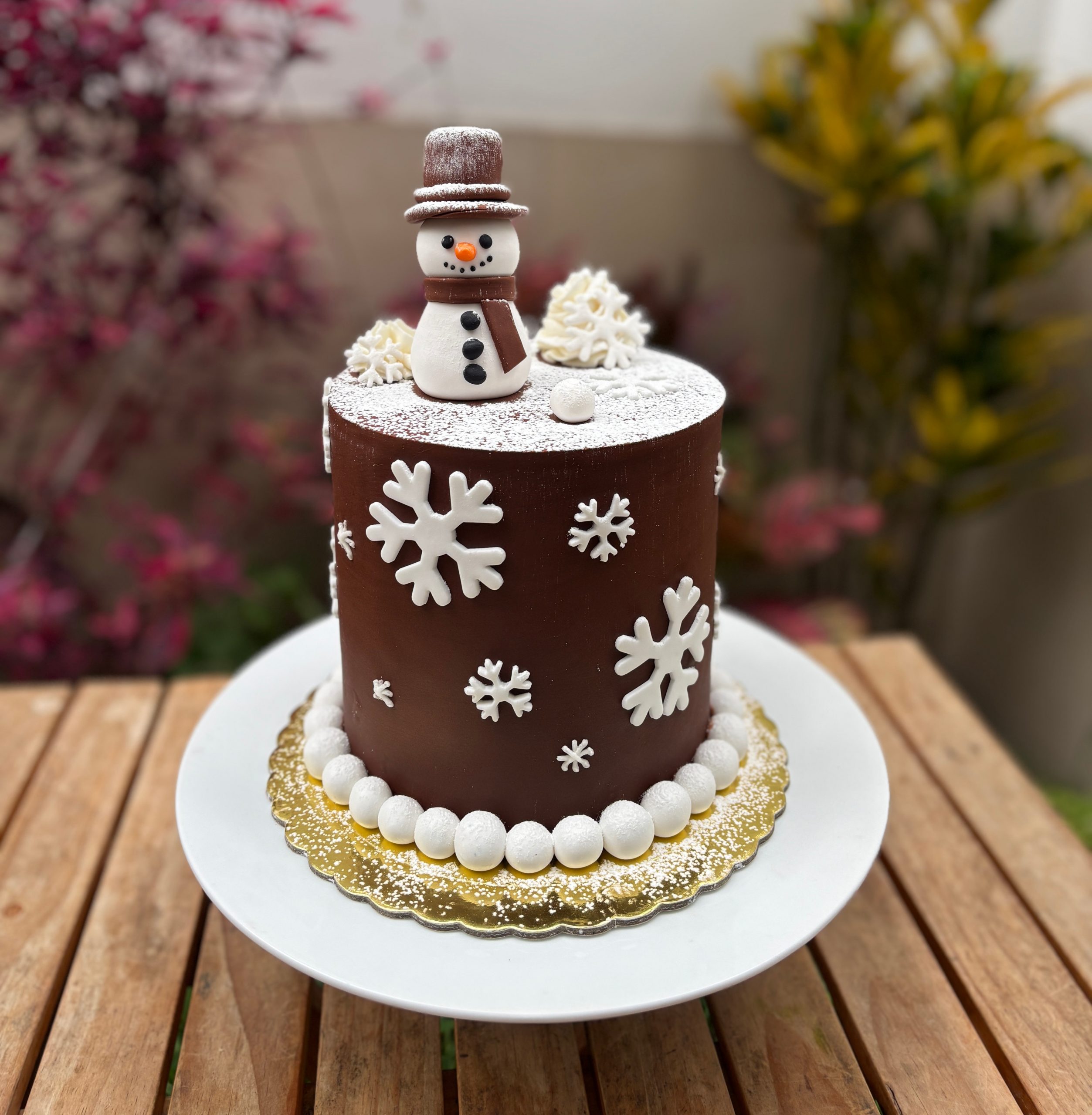 Torta Copito Torta navideña decorada en fondant con diseño de hombre de nieve y detalles invernales.